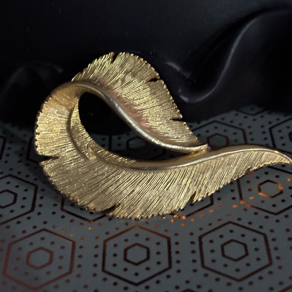 Classic 1960s Sarah Coventry Gold Feather Brite Leaf Brooch, Textured Matte - Picture 1 of 5